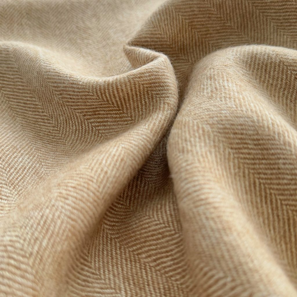 Beżowy koc z alpaki w jodełkę Puerto Inca Sol