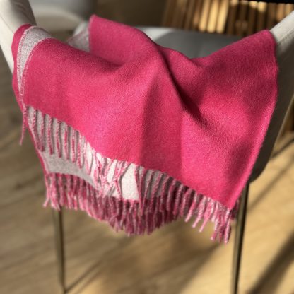 Elegancki koc z alpaki fuksja z melanżem i frędzlami