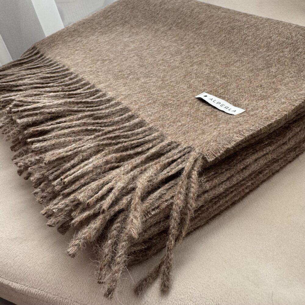Koc z alpaki brązowy Mocha Mousse 100% baby alpaca