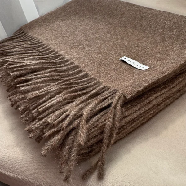 Koc z alpaki brązowy Mocha Mousse 100 baby alpaca