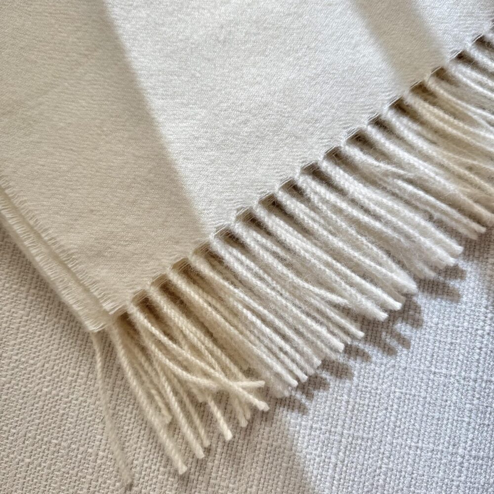 Koc z alpaki Ecru 100% baby alpaca z frędzlami